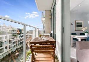 St Leonards- TRNT2 - Albany Street - Spacious 2BR with Sunny Balcony, Parking Walk to Cafes
