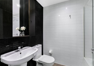 St Leonards- TRNT2 - Albany Street - Spacious 2BR with Sunny Balcony, Parking Walk to Cafes