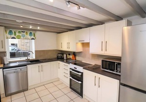 STABLE COTTAGE, family friendly, with a garden in Robin Hood’s Bay