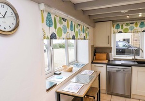 STABLE COTTAGE, family friendly, with a garden in Robin Hood’s Bay