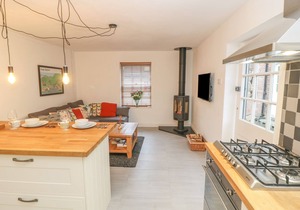 STABLE COTTAGE, pet friendly, with open fire in Cromford