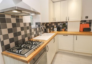 STABLE COTTAGE, pet friendly, with open fire in Cromford