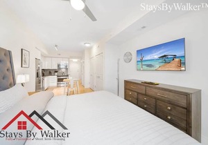 StaysByWalker Studio-King Bed! Roof Top Pool! Gym!