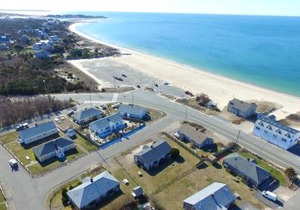 Steps to Eats and Craigville Beach! Cape Cod Cottage