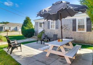 Steps to Eats and Craigville Beach! Cape Cod Cottage