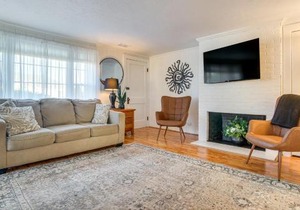 Steps to Eats and Craigville Beach! Cape Cod Cottage