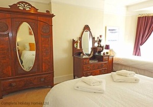 Stoke Villas - a house that sleeps 17 guests in 5 bedrooms