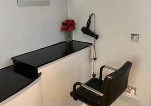 Studio Apartment - Entire Lower Ground Floor - Only 7 Mins Walk Kings Cross St Pancras Station