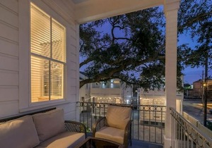 Stunning 3BR on Carondelet by Hosteeva
