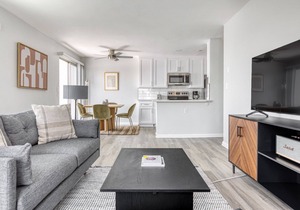 Stunning Hollywood 1BR w/Pool, walk to metro, restaurants, by Blueground