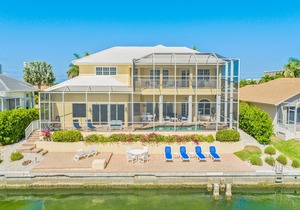 Stunning Water Views on Landmark Bay, Quick walk to the Beach
