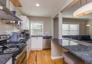 Stylish 1BR Apt w/KING Bed in Central Location