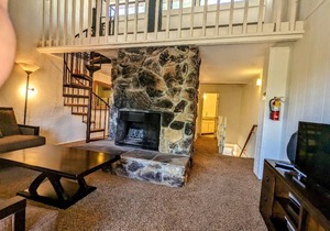 Stylish 2 BR, 1.5 BA Townhouse at the base of Snow Summit!