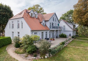 Stylish vacation apartment in a manor house on Lake Plau