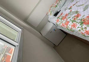 Suíte 1 com cama de casal,em apartamento compartilhado ar condicionado, tv, e Wi-fi -frigobar