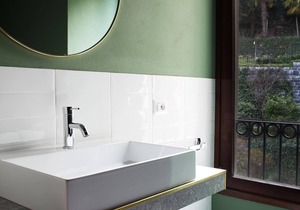 Suite "Carpa" a few steps from the lake with panoramic view. Lounge bar and swimming pool