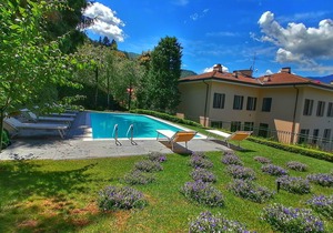 Suite "Gardone" at 2 steps from the lake with panoramic view. Lounge bar and swimming pool