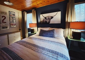 Sundown Cozy Cabin w/ Jacuzzi 🔸 Romantic Couples Getaway