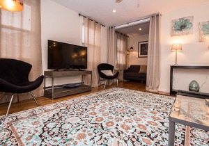 Sunny 2 bed plus den,steps to public transport,Longwood Medical hospitals,Boston