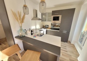 Sunny and calm 2 bed apartment place du Pin