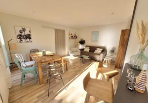 Sunny and calm 2 bed apartment place du Pin