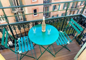 Sunny and calm 2 bed apartment place du Pin