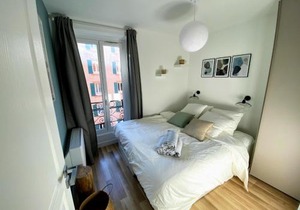 Sunny and calm 2 bed apartment place du Pin