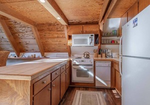 Sunny Cabin in Chamberlands HOA Pool & Beach Access!