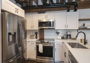 TB309 ~ Unique Flat w/Elevator ~ 1865 Club/Bar On Site ~ Pool ~ 2 Miles to Broadway ~ Free Parking