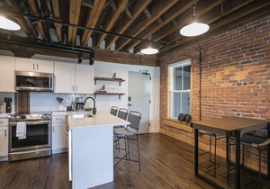 TB309 ~ Unique Flat w/Elevator ~ 1865 Club/Bar On Site ~ Pool ~ 2 Miles to Broadway ~ Free Parking