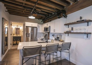 TB309 ~ Unique Flat w/Elevator ~ 1865 Club/Bar On Site ~ Pool ~ 2 Miles to Broadway ~ Free Parking