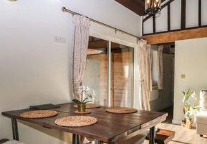 TEMPORALE - NO. 4, pet friendly, with a garden in Goring-On-Thames