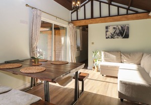 TEMPORALE - NO. 4, pet friendly, with a garden in Goring-On-Thames