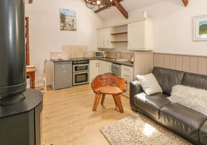 THE BARN AT WAUNLIPPA, pet friendly, with hot tub in Narberth
