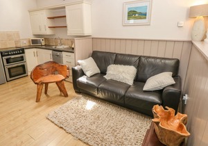 THE BARN AT WAUNLIPPA, pet friendly, with hot tub in Narberth