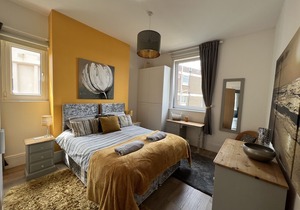 The beach at the end of the road, sleeps 8, fast wifi, private parking