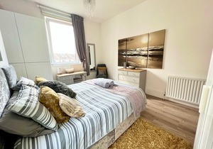 The beach at the end of the road, sleeps 8, fast wifi, private parking