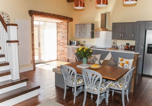 THE GRANARY, pet friendly, with hot tub in Durham