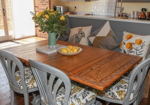 THE GRANARY, pet friendly, with hot tub in Durham