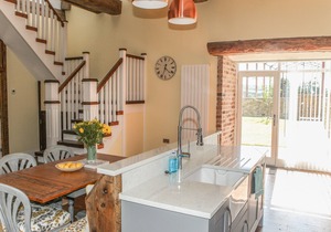 THE GRANARY, pet friendly, with hot tub in Durham