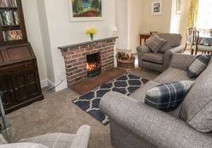 THE LODGE, family friendly, with open fire in Overton-On-Dee