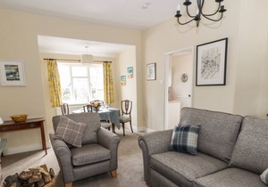 THE LODGE, family friendly, with open fire in Overton-On-Dee