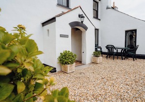 The Manor House - UK6741