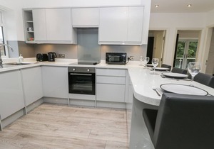 THE OFFICE GARDENS, APARTMENT 3, family friendly in Whitby