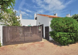 The sea, the sun and this pretty semi-detached vacation home 300m from a huge sandy beach.