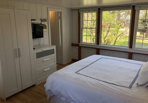 The Seagrove Suites & Guest Rooms - Luxurious King Studio Suite - Pets Allowed