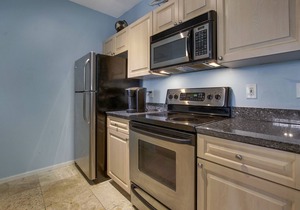 “The Square” Condo 5 minute drive to Palm Beach