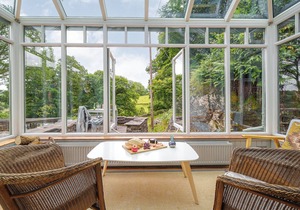 THE STABLE AT OAKBANK, romantic, with open fire in Elterwater