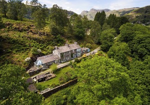 THE STABLE AT OAKBANK, romantic, with open fire in Elterwater