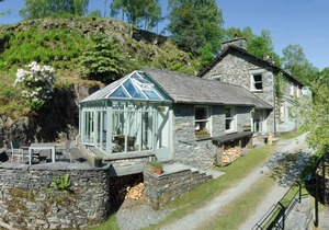 THE STABLE AT OAKBANK, romantic, with open fire in Elterwater